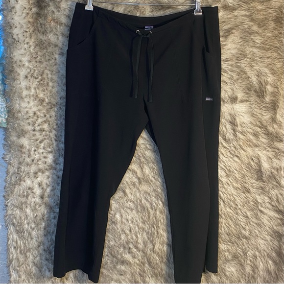Patagonia Pants - Patagonia Women’s black performance pants size 12.